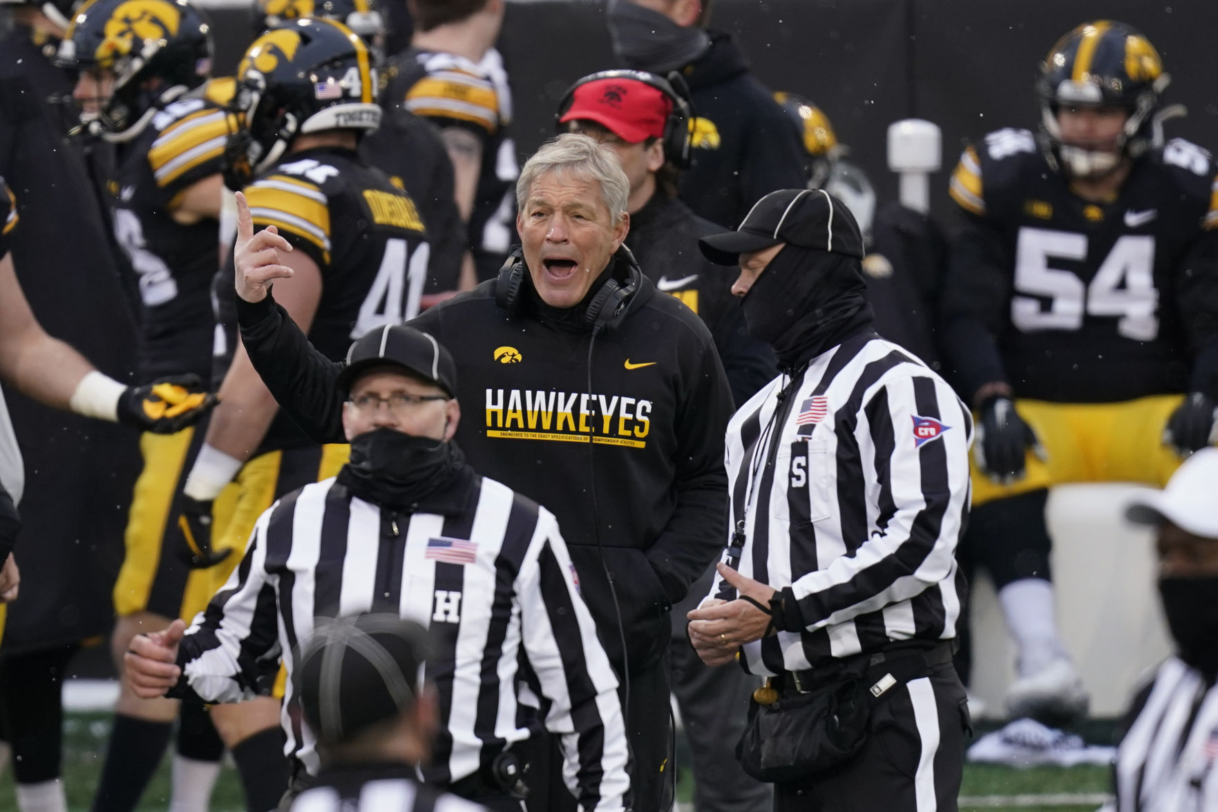 Hawkeyes 28, Badgers 7